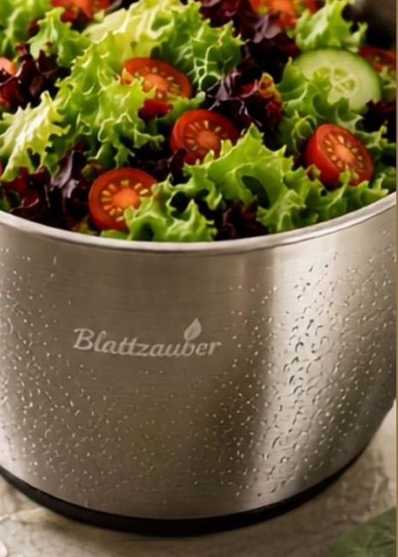 Blattzauber Salatschleuder aus Edelstahl, gefüllt mit frisch gewaschenem Blattsalat
