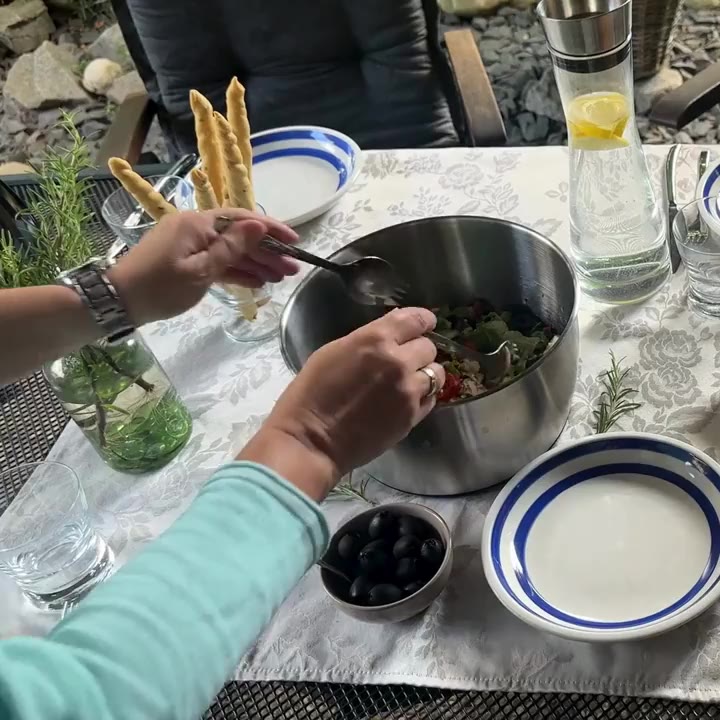 Salat anrichten und genießen