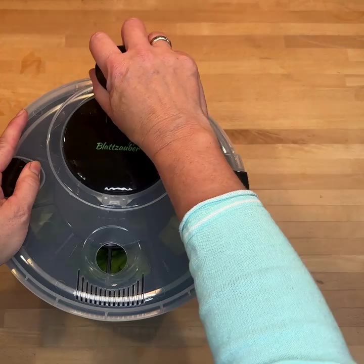Blattzauber Salatschleuder in Aktion